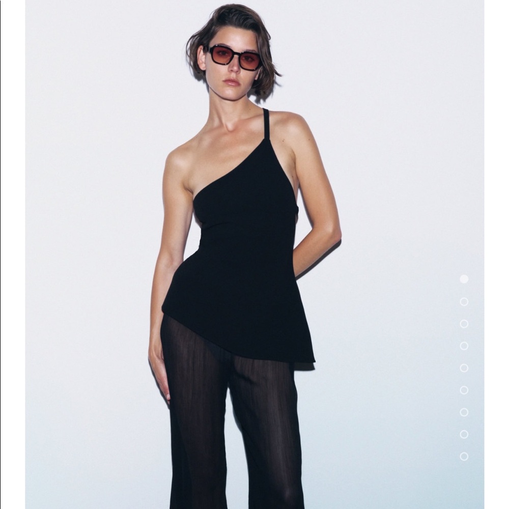 Asymmetrical top with back straps